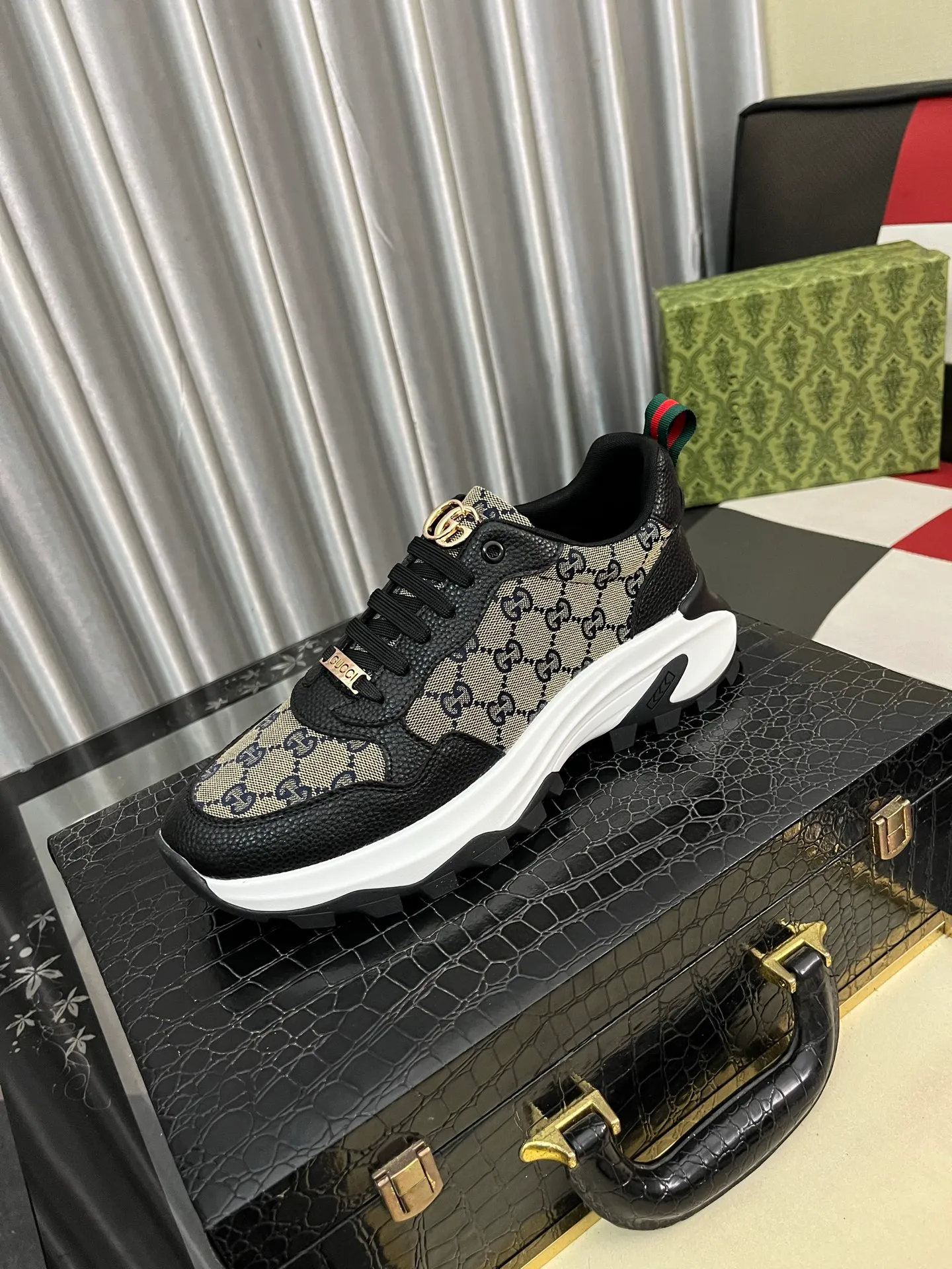 Men's shoes 💰458⌚️⌚️ Gucci •Gucci original quality. ~ Unique modern style sneakers. 🏃A must-have casual shoe for trendy men😍😍 Original brand imported from Italy, imported original leather, sheep lining (refuses to discolor and grind feet) Sole: Original sole provided by the original factory, French lazy style design ⚠️Fit to the feet, original quality attached, super comfortable original sole, code number: 38-444️⃣Colors available